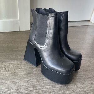 Steve Madden black platform heeled women’s boots — like new!!